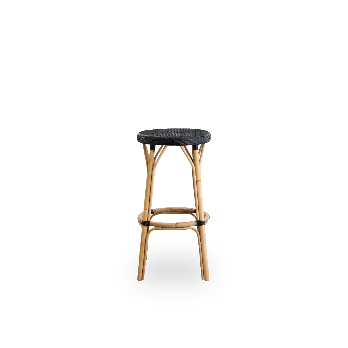 Vista frontal del taburete de bar Simone, altura 78 cm.
Estructura de ratán con reposapiés y asiento redondo completamente tejido a mano en ArtFibre de color negro. Taburete apilable.