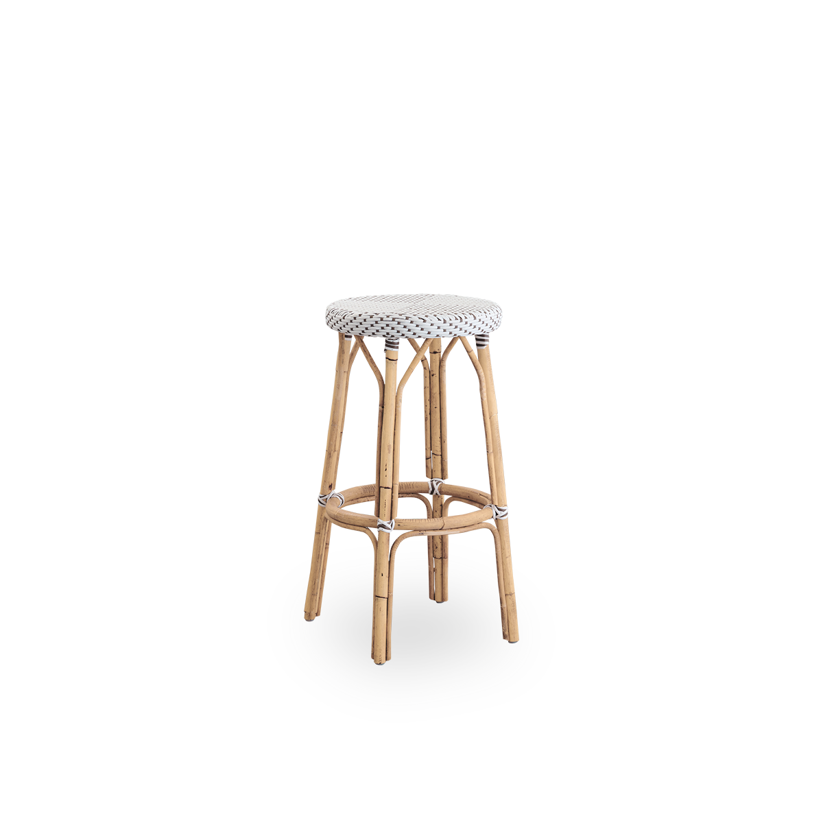 Vista lateral del taburete de bar Simone, altura 78 cm. Estructura de ratán con reposapiés y asiento redondo completamente tejido, hecho a mano en ArtFibre blanco con patrón de puntos marrones. Taburete apilable.