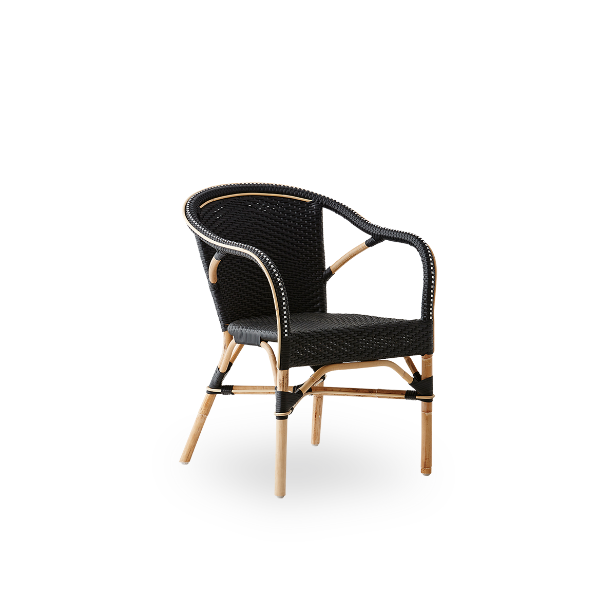 Vista lateral de la silla de comedor con brazos Madeleine. Estructura de ratán con asiento y respaldo tejidos en ArtFibre negro. Inspirada en el diseño de bistró de los años 50.