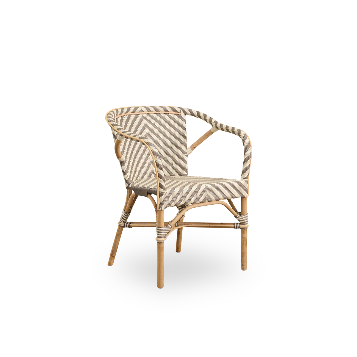 Vista lateral de la silla de comedor con brazos Madeleine. Estructura de ratán con asiento y respaldo tejidos en ArtFibre con patrón de espiga en marfil y marrón. Inspirada en el diseño de bistró de los años 50.