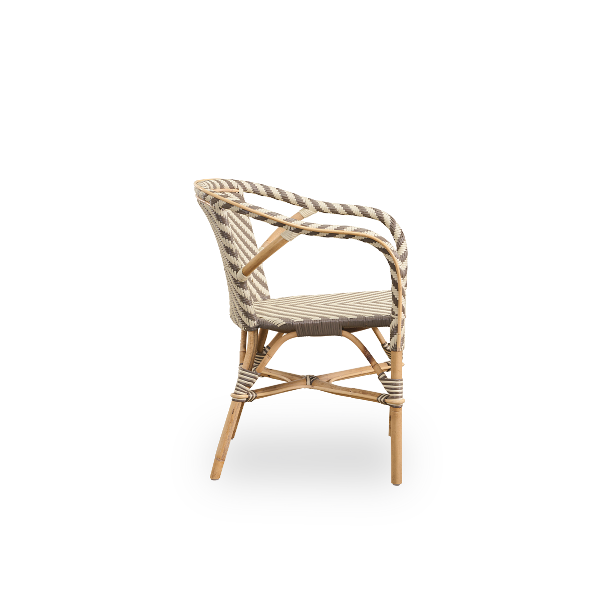 Vista lateral de la silla de comedor Madeleine con reposabrazos. Estructura de ratán con asiento y respaldo en ArtFibre con patrón de espiga en marfil y marrón. Inspirado en el diseño de bistró de los años 50.