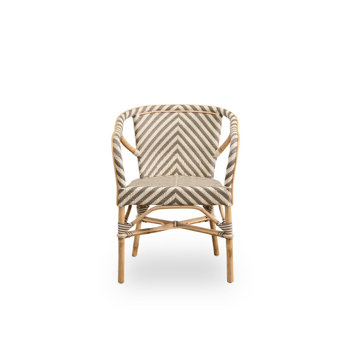 Vista frontal del sillón de comedor Madeleine con reposabrazos.
Estructura de ratán con asiento y respaldo tejidos en ArtFibre en un patrón de espiga en marfil y marrón. Inspirada en el diseño de los bistrós de los años 50.