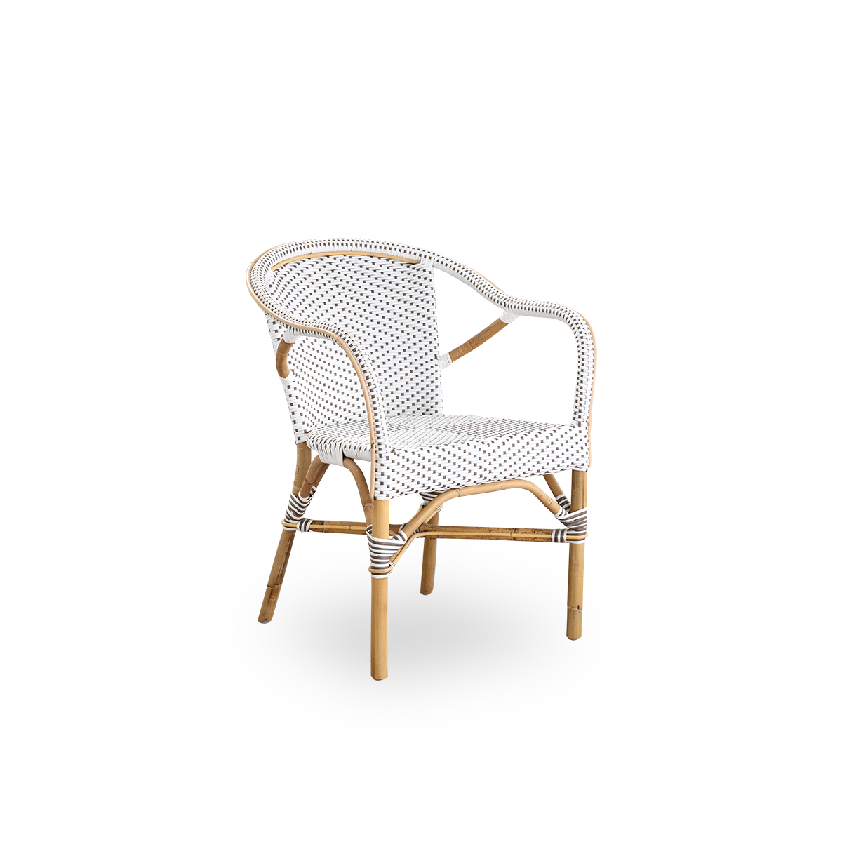 Vista lateral de la silla de comedor con brazos Madeleine. Estructura de ratán con asiento y respaldo tejidos en ArtFibre blanco con puntos marrones. Inspirada en el diseño de bistró de los años 50.