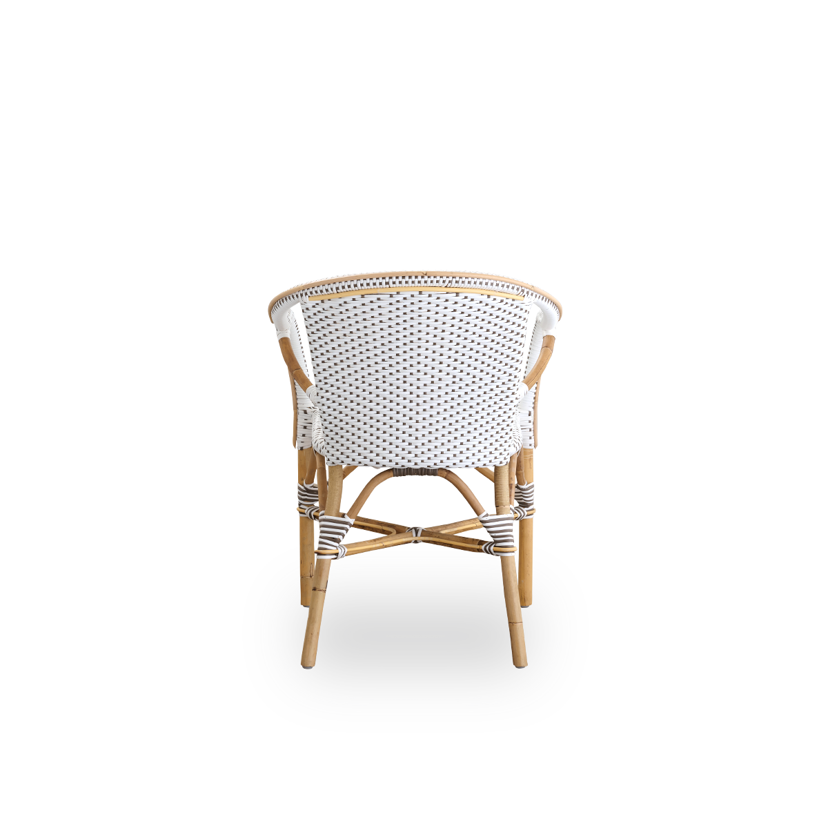 Vista desde atrás de la silla de comedor Madeleine con reposabrazos. Estructura de ratán con asiento y respaldo tejidos en ArtFibre blanco con puntos marrones. Inspirada en el diseño de bistró de los años 50.