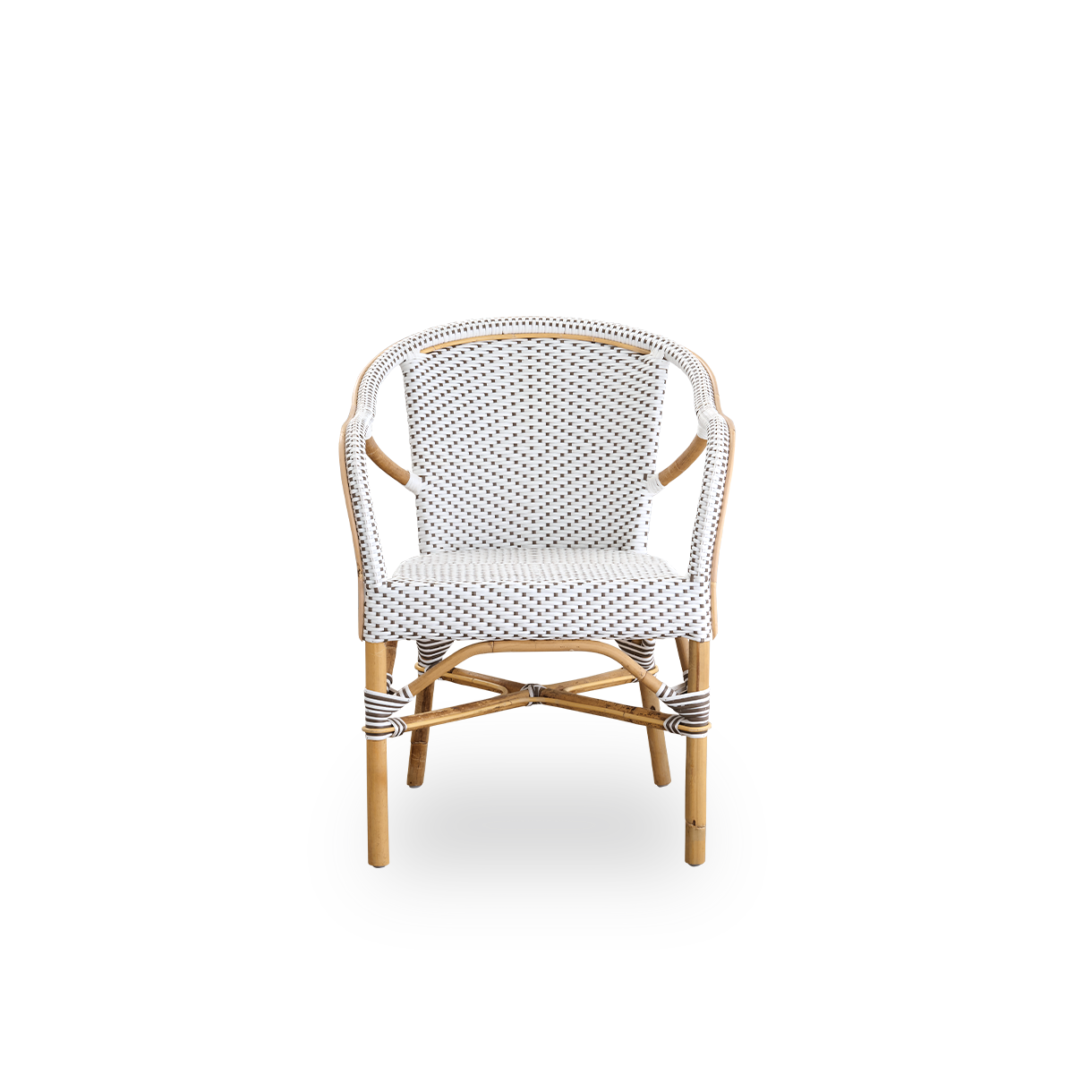 Vista frontal del sillón de comedor Madeleine con reposabrazos.
Estructura de ratán con asiento y respaldo tejidos en ArtFibre blanca con puntos marrones. Inspirada en el diseño de los bistrós de los años 50.