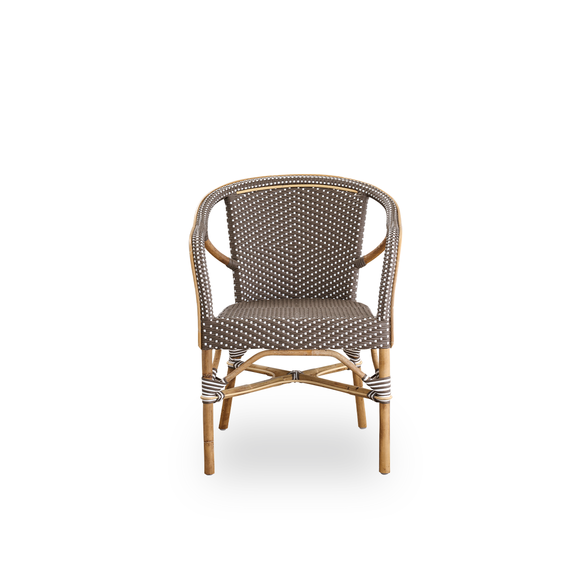 Vista frontal del sillón de comedor Madeleine con reposabrazos.
Estructura de ratán con asiento y respaldo tejidos en ArtFibre marrón con puntos blancos. Inspirada en el diseño de los bistrós de los años 50.