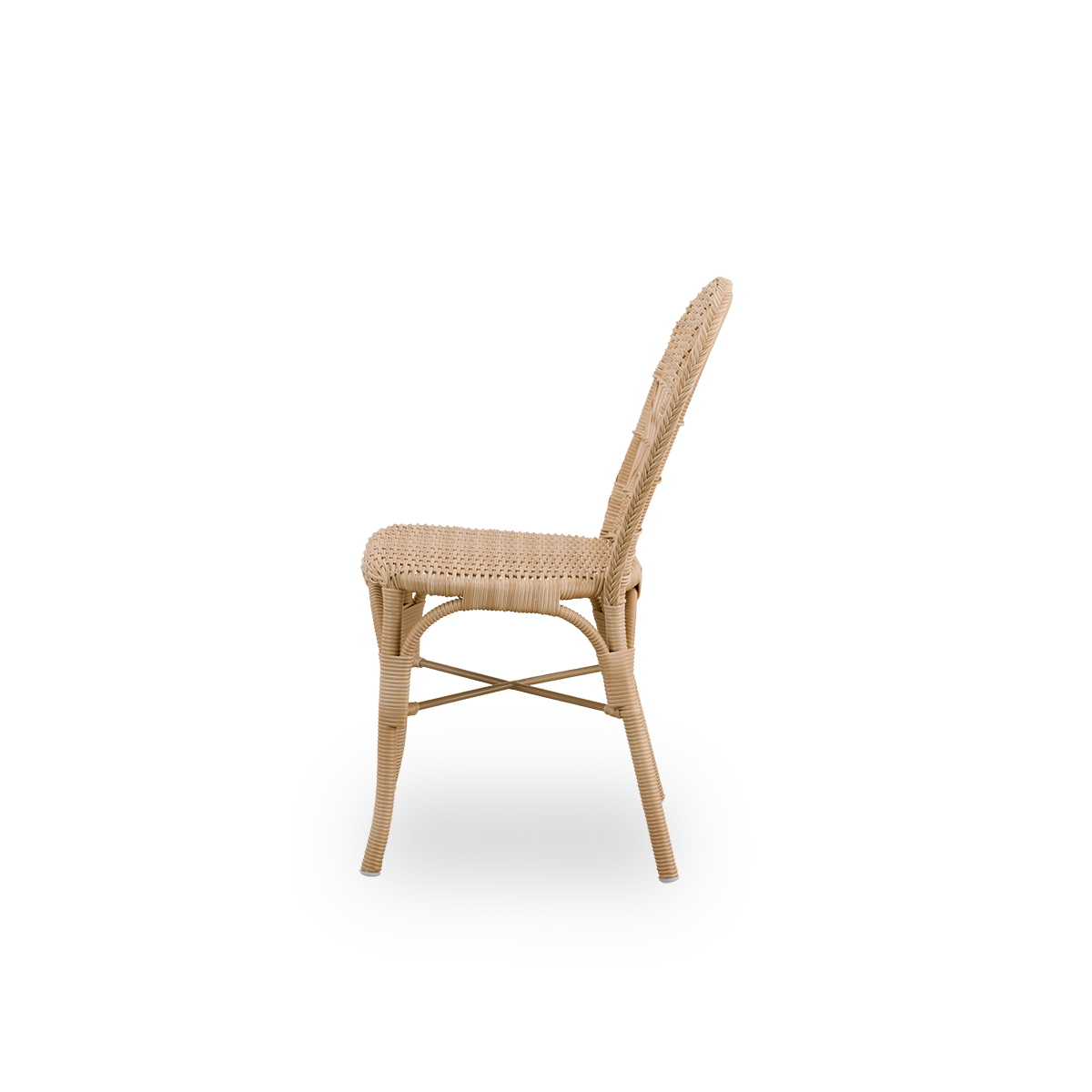 Vista lateral de la silla de comedor de exterior Ofelia en color natural antiguo. Una silla de comedor más pequeña sin reposabrazos hecha de estructura de aluminio completamente tejida con ArtFibre.