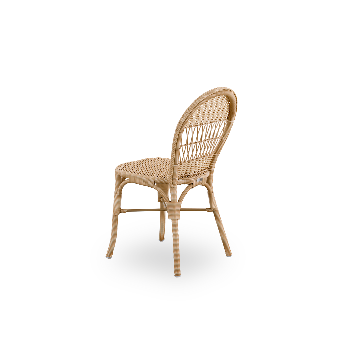 Vista desde atrás de la silla de comedor exterior Ofelia en color natural. Una silla de comedor más pequeña sin reposabrazos, con estructura de aluminio completamente tejida con ArtFibre.