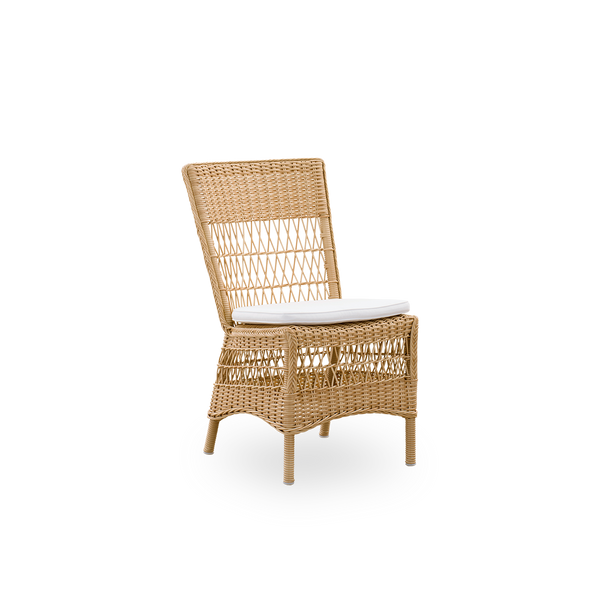 Vista lateral de la silla de comedor exterior Marie en color Natural. Estructura de aluminio completamente tejida con ArtFibre, inspirada en el estilo colonial británico.