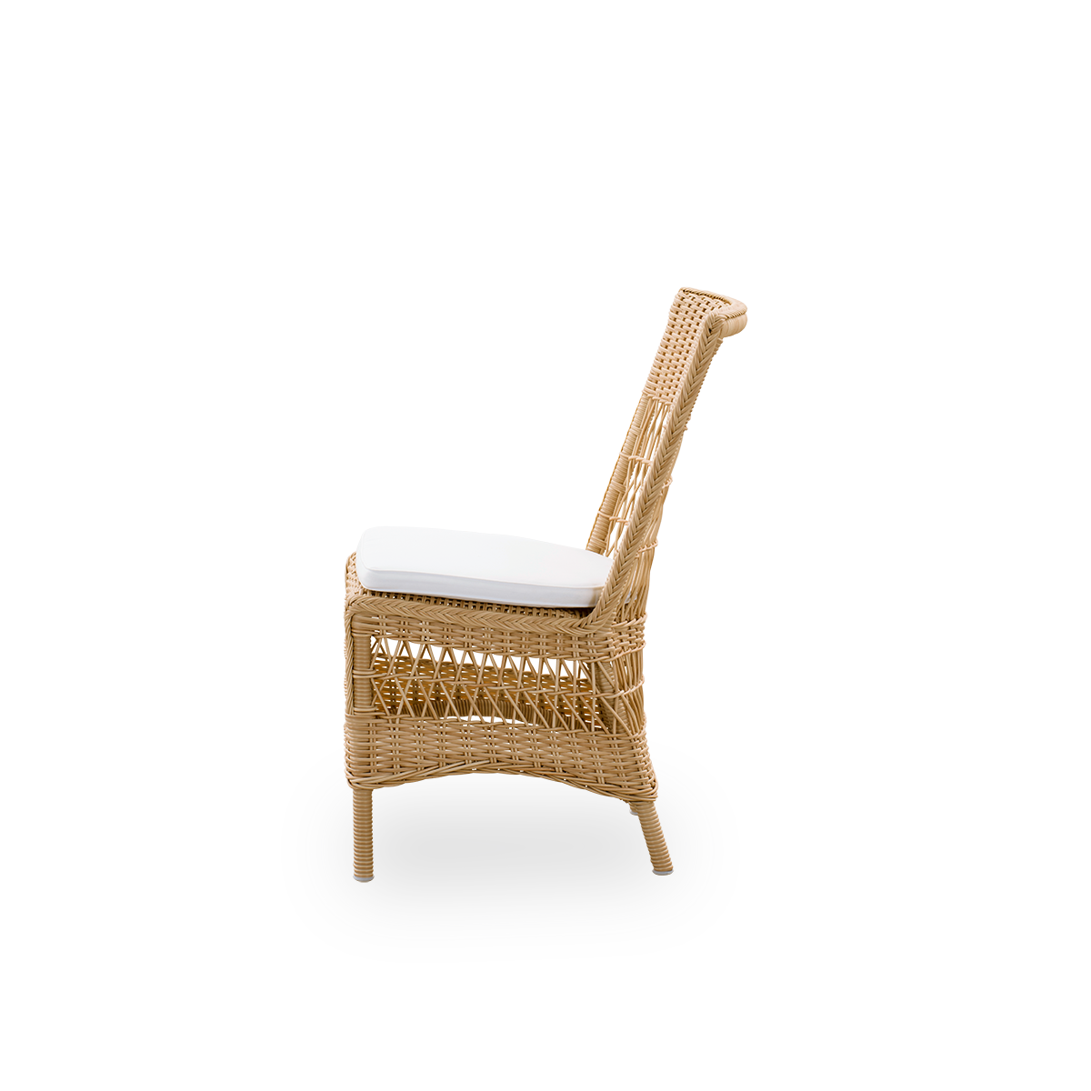 Vista lateral de la silla de comedor de exterior Marie en color natural. Estructura de aluminio completamente tejida con ArtFibre, inspirada en el estilo colonial británico.