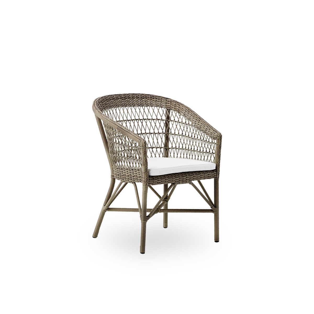 Vista lateral de la silla de comedor exterior Emma en color Antique Grey, inspirada en el estilo colonial británico. Respaldo redondo que se convierte en reposabrazos. Estructura de aluminio totalmente tejida con ArtFibre.