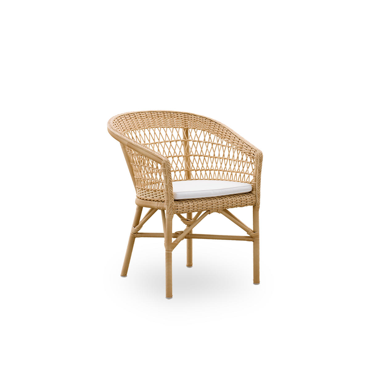 Vista lateral de la silla de comedor exterior Emma en color Natural, inspirada en el estilo colonial británico. Respaldo redondo que se convierte en reposabrazos. Estructura de aluminio totalmente tejida con ArtFibre.