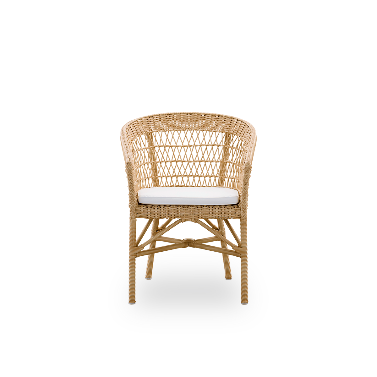 Vista frontal de la silla de comedor exterior Emma en color natural, inspirada en el estilo colonial británico. El respaldo redondeado se une suavemente con los reposabrazos. Estructura de aluminio completamente tejida con ArtFibre.