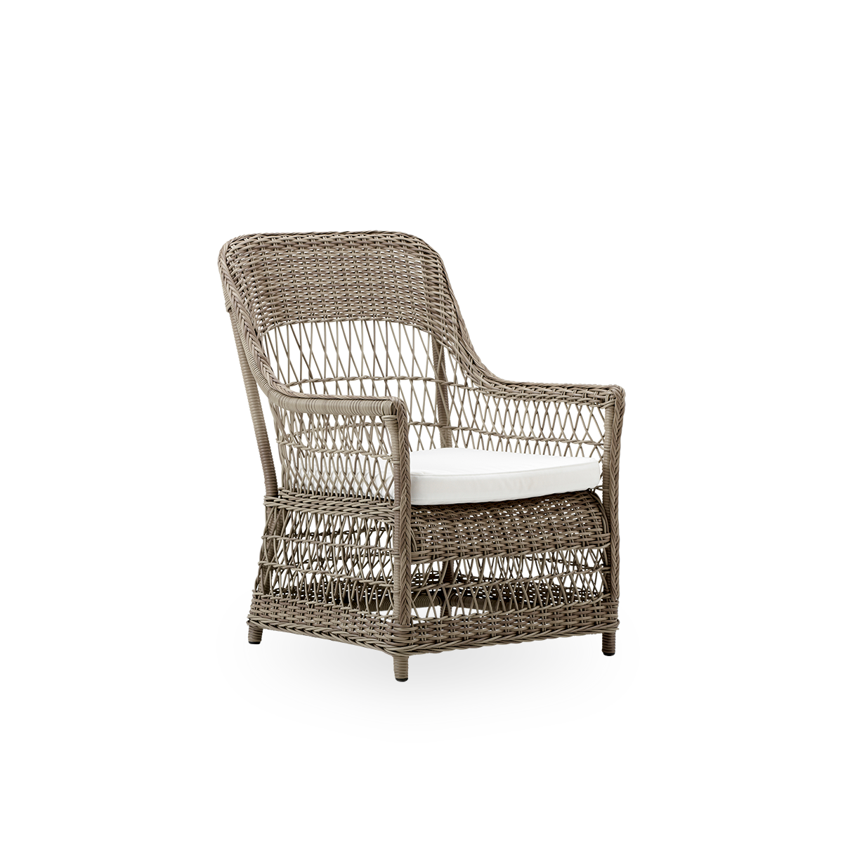 Vista lateral de la silla lounge exterior Dawn en color Antique Grey, inspirada en el estilo colonial británico. Silla lounge romántica con reposabrazos y respaldo alto. Totalmente tejida en ArtFibre sobre estructura de aluminio doblada a mano.