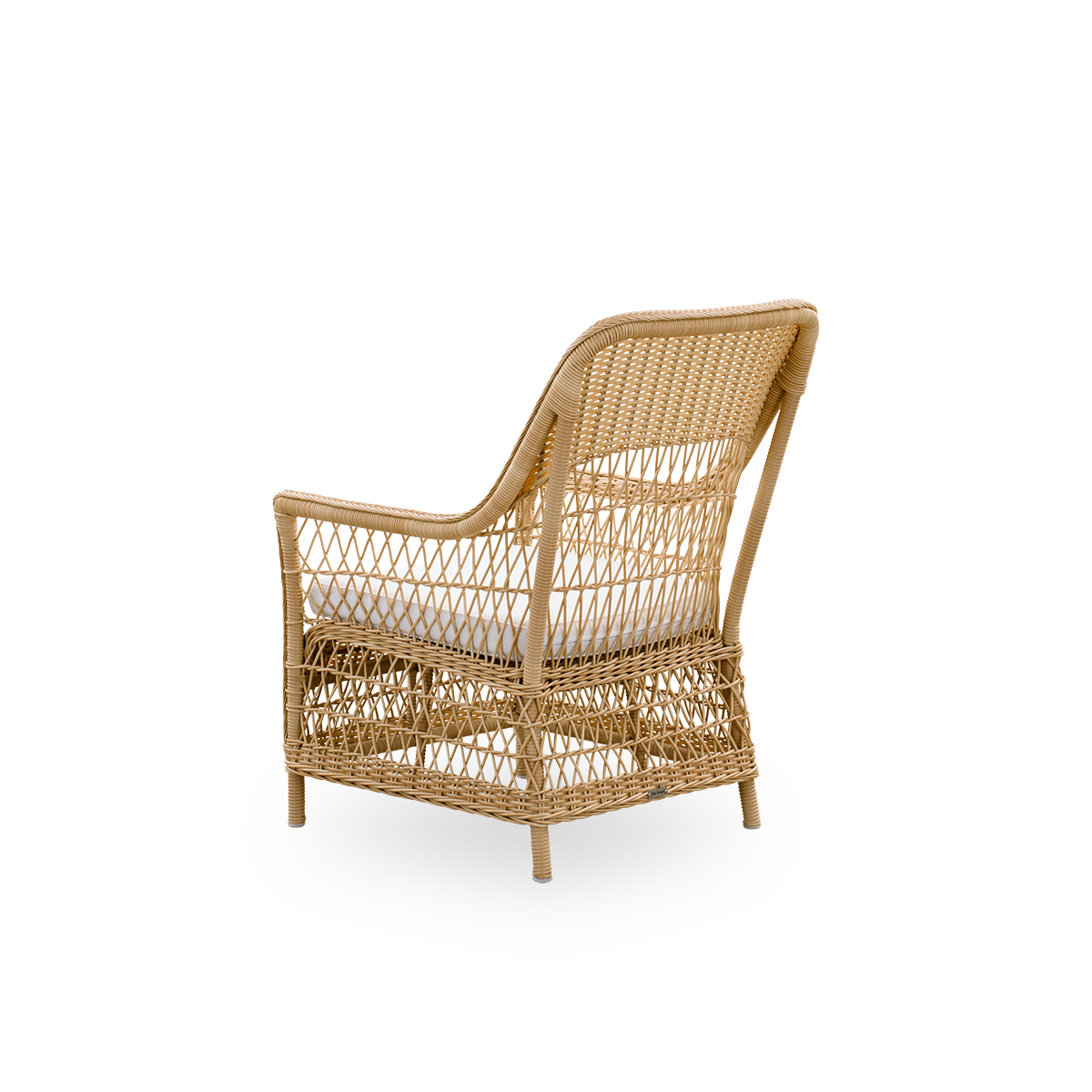 Vista desde atrás del sillón de exterior Dawn en color natural, inspirado en el estilo colonial británico. Sillón lounge romántico con reposabrazos y respaldo alto. Completamente trenzado en ArtFibre sobre una estructura de aluminio curvada a mano.
