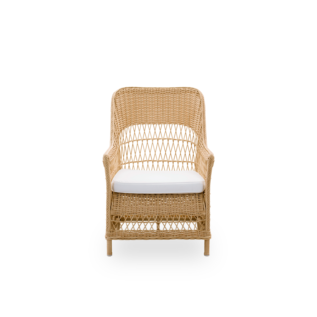 Vista frontal del sillón de exterior Dawn en color natural, inspirado en el estilo colonial británico. Sillón romántico con reposabrazos y respaldo alto. Completamente tejido con ArtFibre sobre una estructura de aluminio curvada a mano.