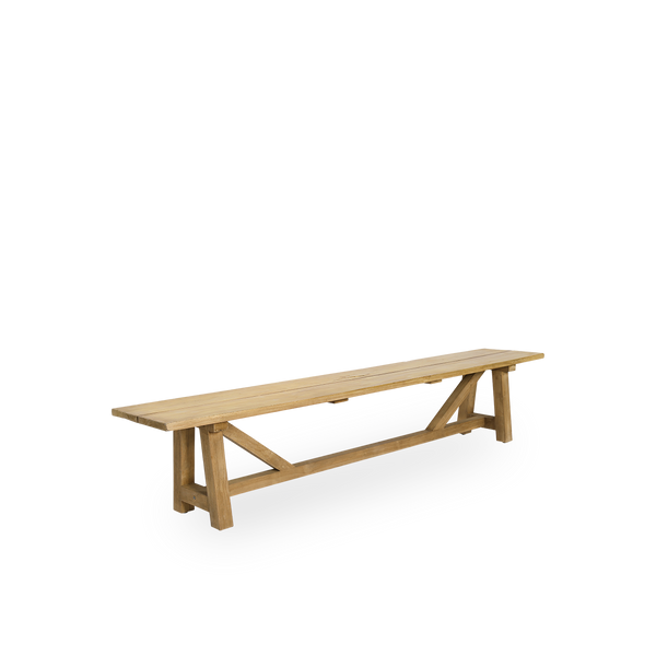 Vista lateral del banco de exterior George en teca. Longitud 220 cm, capacidad para 4 personas, hecho a mano con teca premium de Indonesia, certificado como ‘Indonesian Legal Wood’.