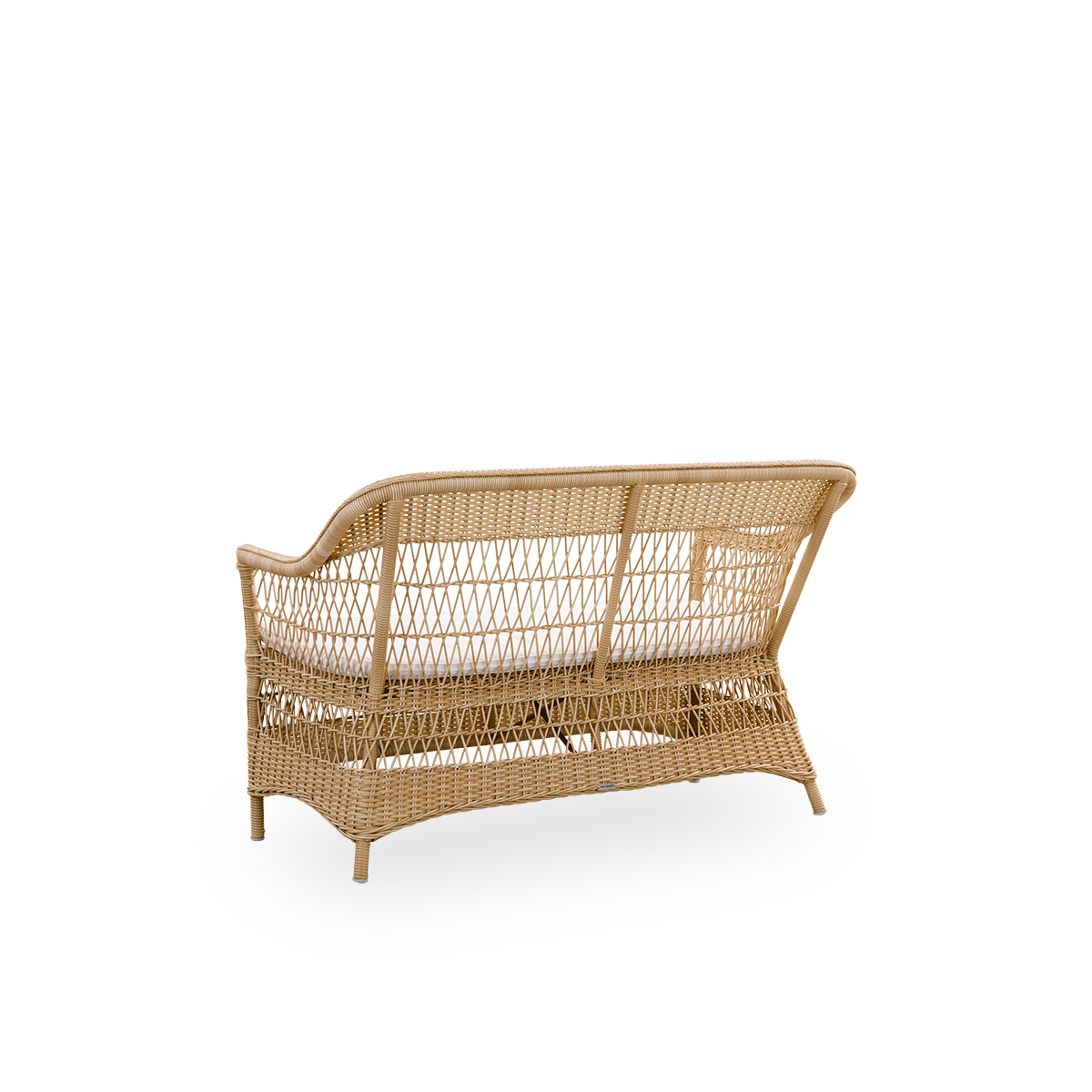 Vista desde atrás del sofá de exterior Charlot de dos plazas en color natural, un sofá de exterior completamente trenzado en estilo colonial británico, hecho a mano con ArtFibre sobre estructuras de aluminio duraderas.
