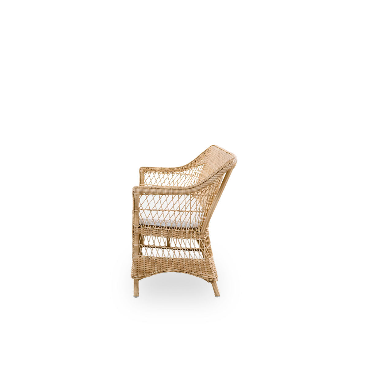 Vista lateral sencilla del sofá exterior Charlot de 3 plazas en color Natural, un sofá de exterior completamente tejido en estilo colonial británico, hecho a mano con ArtFibre sobre estructuras de aluminio duradero.