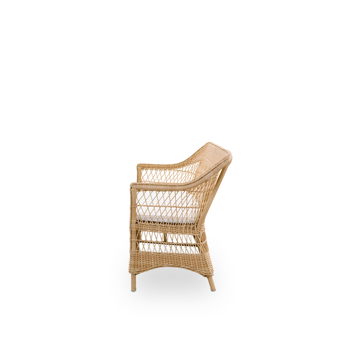 Vista lateral sencilla del sofá exterior Charlot de 3 plazas en color Natural, un sofá de exterior completamente tejido en estilo colonial británico, hecho a mano con ArtFibre sobre estructuras de aluminio duradero.