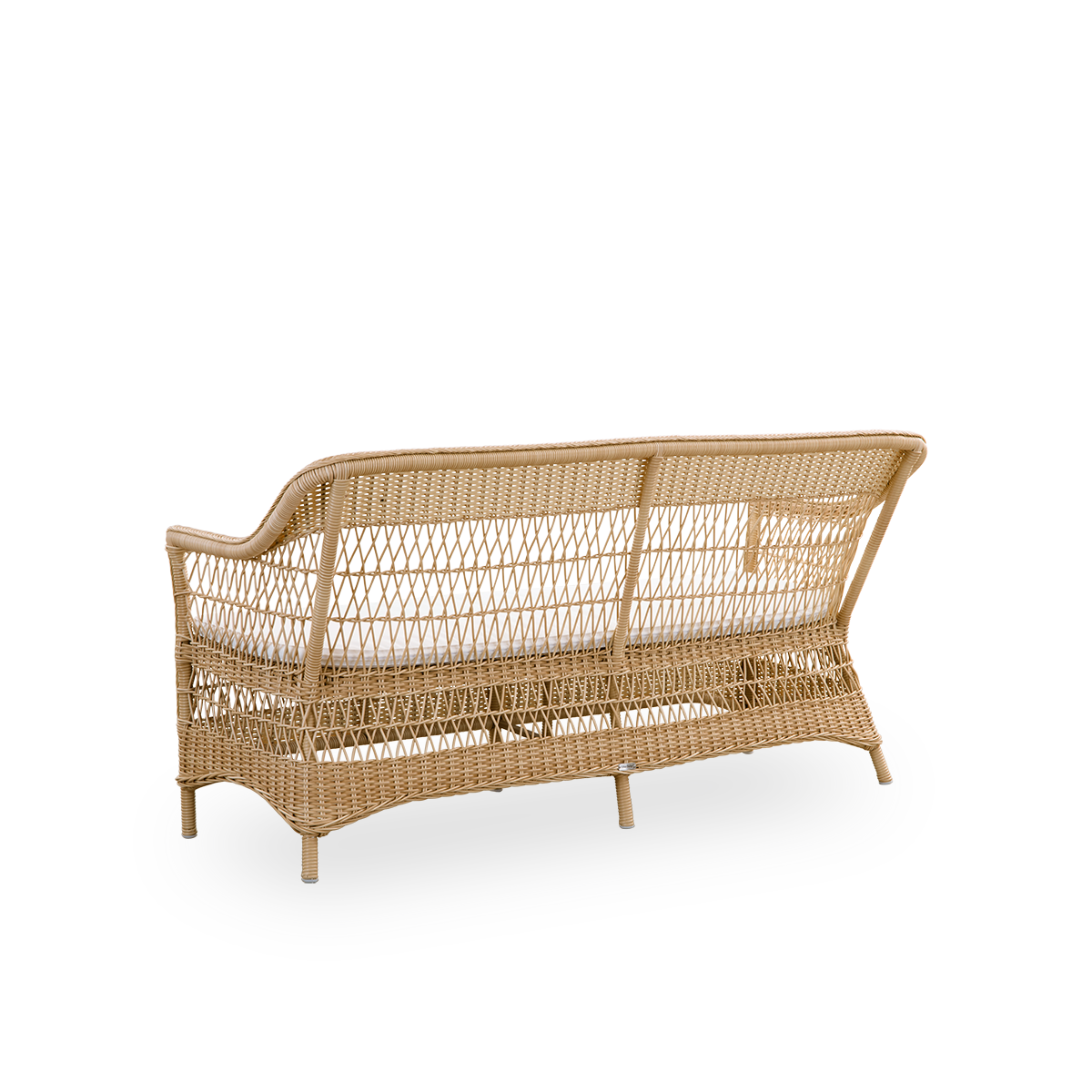Vista desde atrás del sofá de exterior Charlot de tres plazas en color natural, un sofá de exterior completamente trenzado en estilo colonial británico, hecho a mano con ArtFibre sobre estructuras de aluminio duraderas.
