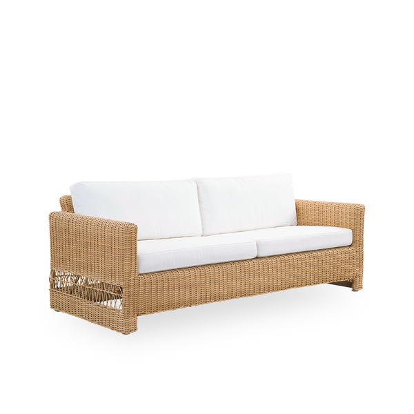 Vista lateral del sofá exterior Carrie en color Natural. Sofá cuadrado y robusto de 3 plazas con estructura de aluminio completamente tejida