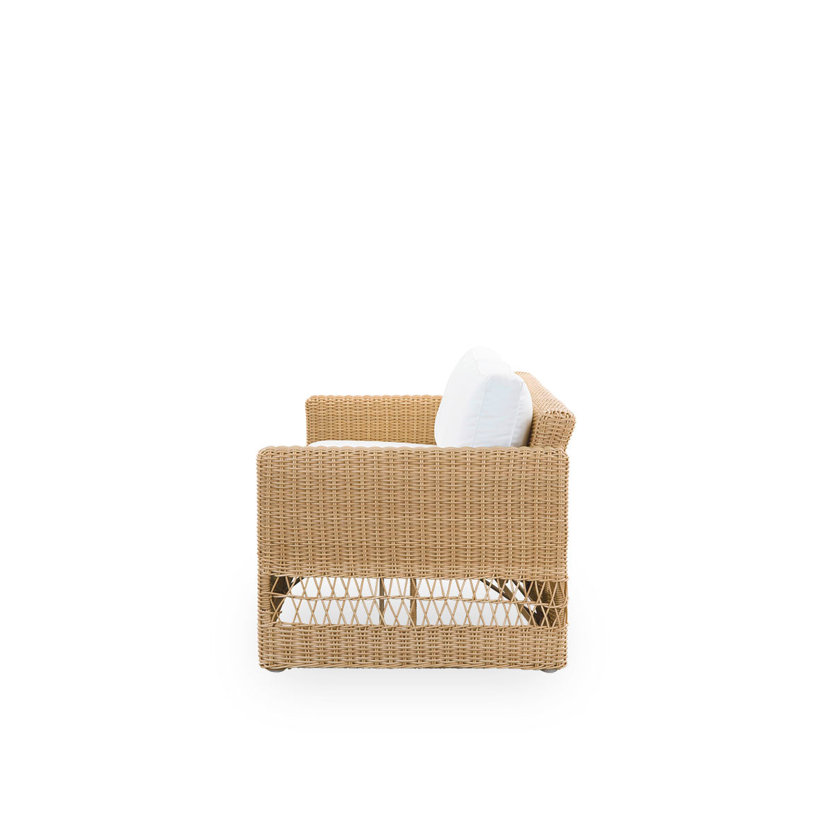 Vista lateral simple del sofá exterior Carrie en color Natural. Sofá cuadrado y robusto de 3 plazas con estructura de aluminio totalmente tejido en ArtFibre.