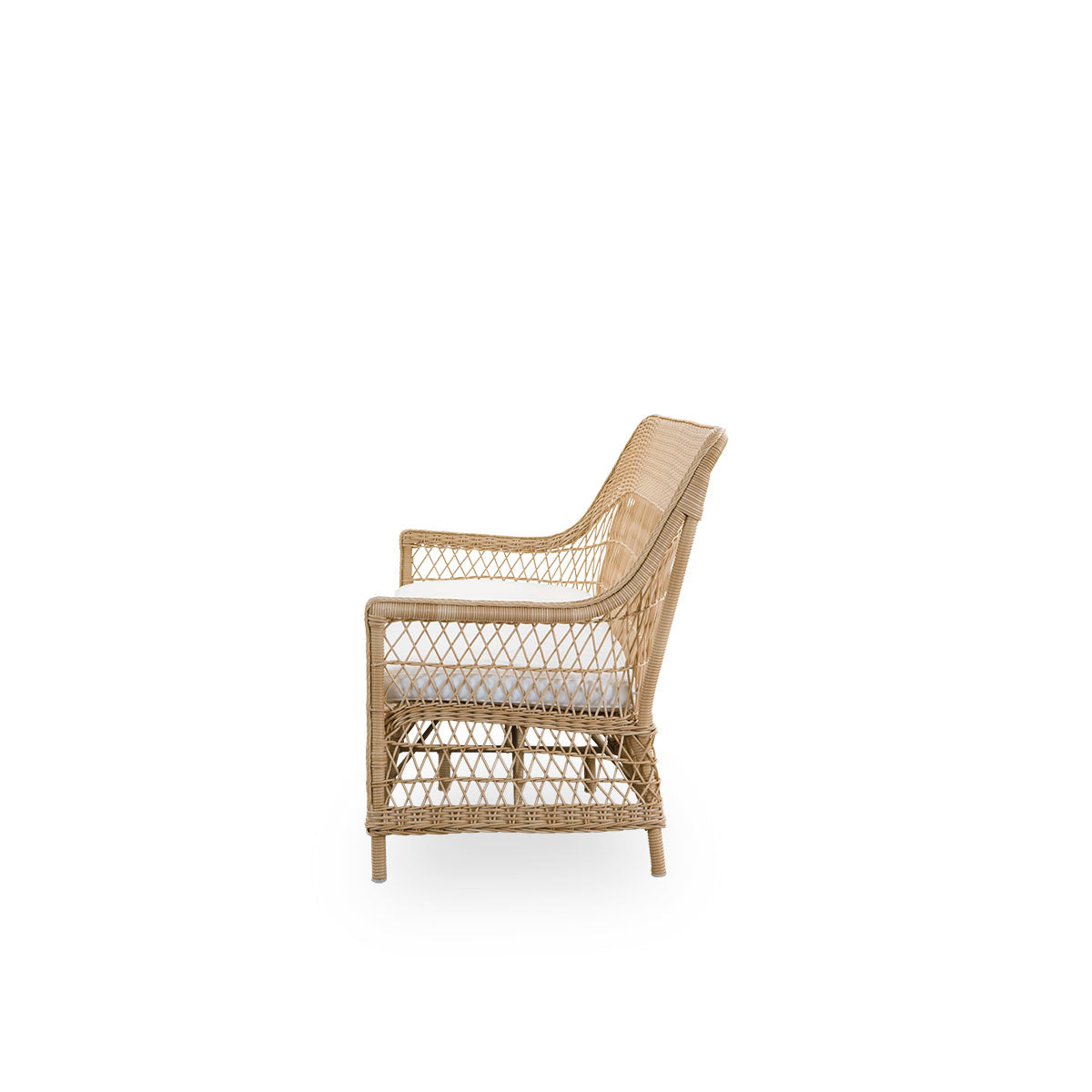 Vista lateral sencilla del sofá exterior Dawn de 3 plazas en color Natural, inspirada en el estilo colonial británico. Sofá romántico con reposabrazos y respaldo alto. Completamente tejida en ArtFibre sobre estructura de aluminio curvado a mano.