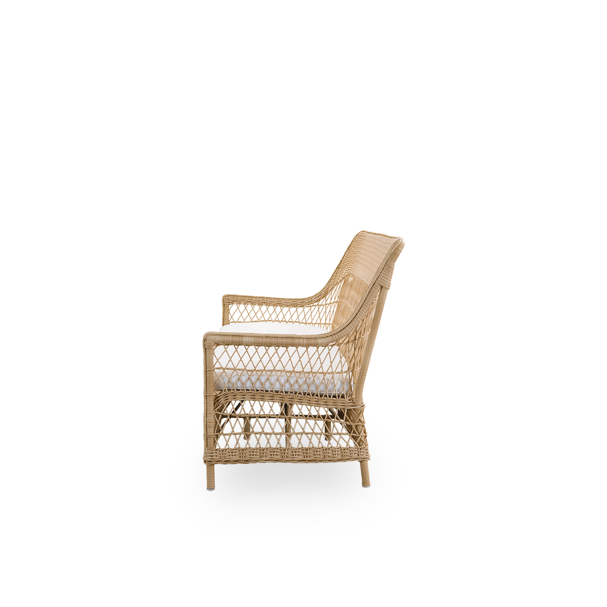 Vista lateral sencilla del sofá exterior Dawn de 3 plazas en color Natural, inspirada en el estilo colonial británico. Sofá romántico con reposabrazos y respaldo alto. Completamente tejida en ArtFibre sobre estructura de aluminio curvado a mano.