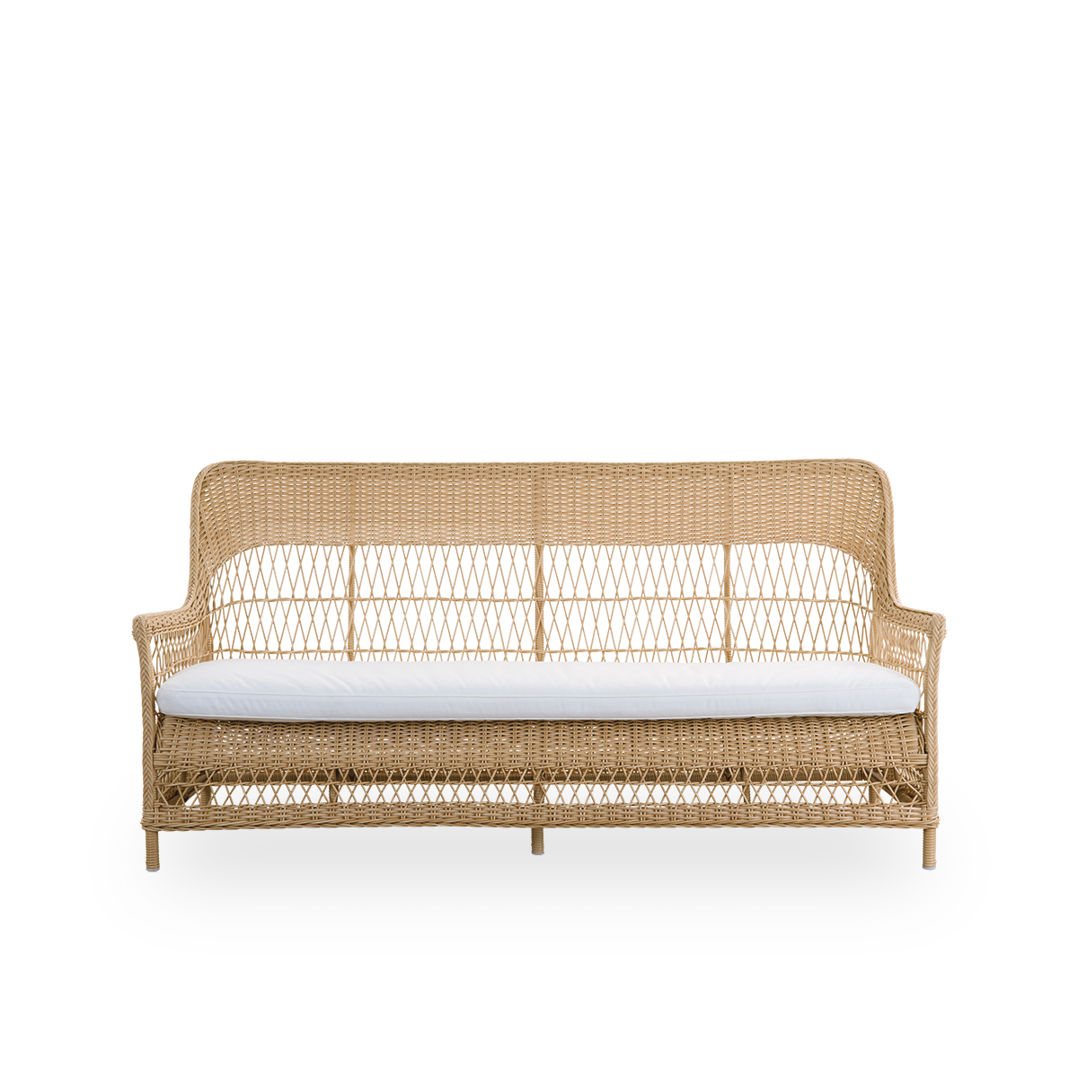 Vista frontal del sillón de exterior Dawn en color natural, inspirado en el estilo colonial británico. Sillón romántico con reposabrazos y respaldo alto. Completamente tejido con ArtFibre sobre una estructura de aluminio curvada a mano.