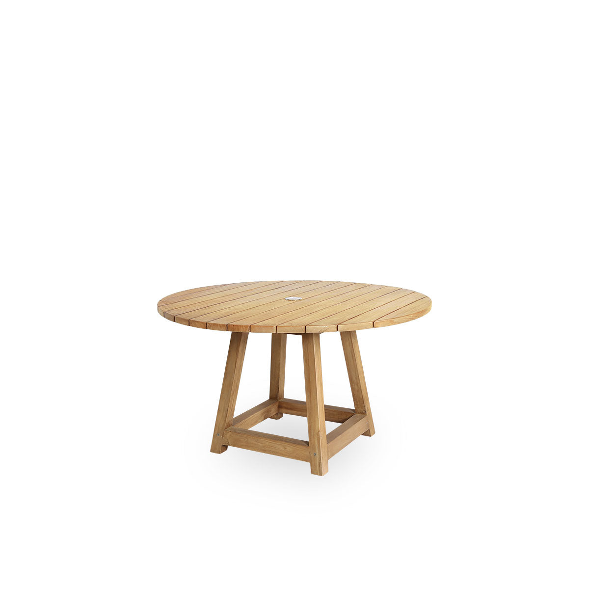 Vista lateral de la mesa de comedor redonda George para exterior Ø120 cm, capacidad para 4 personas, con agujero para parasol en el centro. La mesa está hecha a mano con teca premium de Indonesia, certificada como ‘Indonesian Legal Wood’.