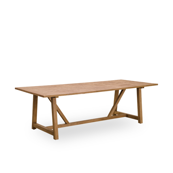 Vista lateral de la mesa de comedor de interior Lucas de teca patinada con un aspecto rústico y exclusivo en color castaño natural. Medidas 240×100 cm, capacidad para 8 personas.
