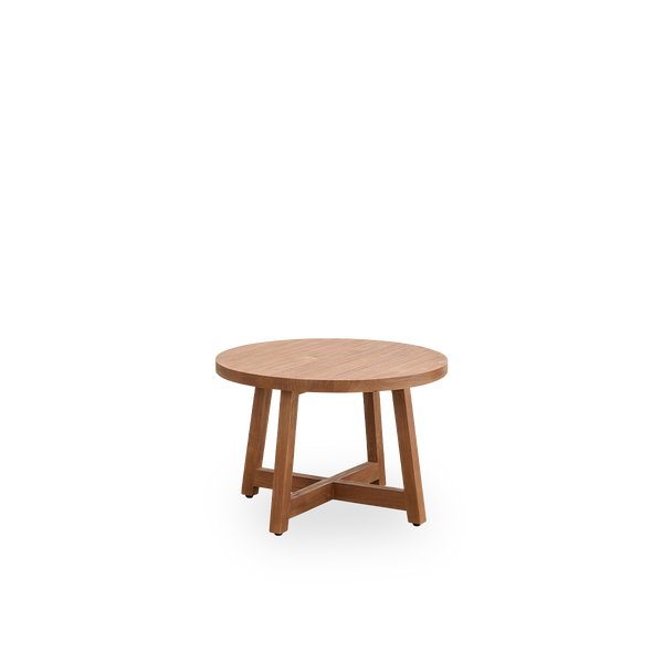 Vista lateral de mesa de café redonda con un diámetro de 75 cm y una altura de 51 cm, hecha de teca con superficie natural patinada.