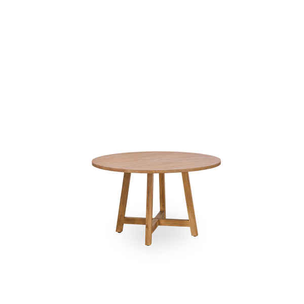Vista lateral de mesa de comedor de teca con un diámetro de 75 cm y una altura de 51 cm. Hecha de teca con superficie natural patinada.