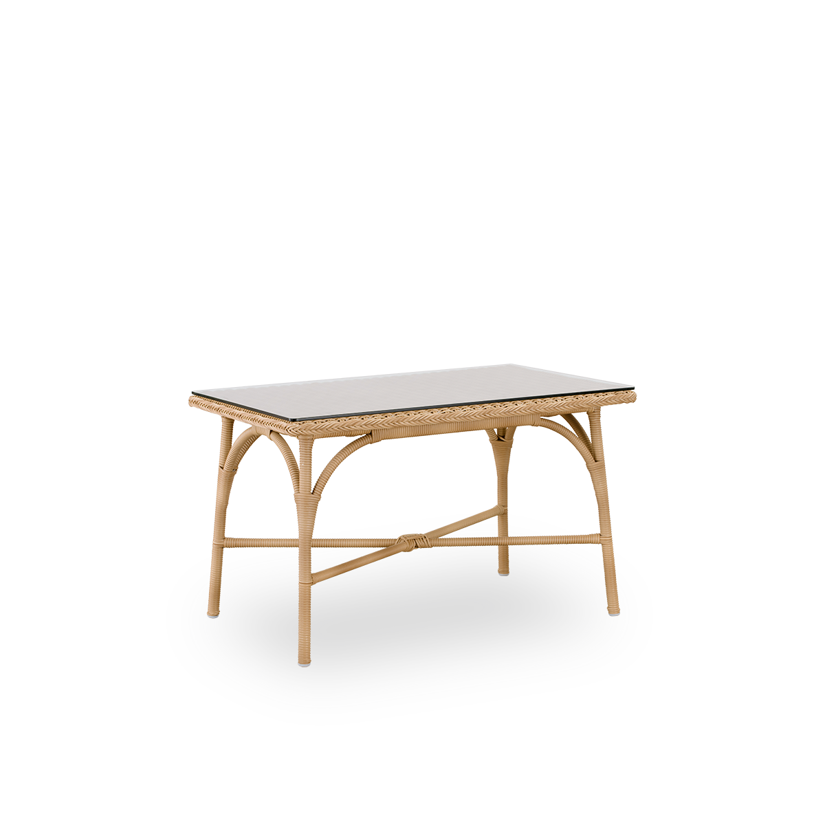 Vista lateral de la mesa de café exterior Victoria con tapa de vidrio, inspirada en el estilo colonial británico. Estructura de aluminio completamente tejida con ArtFibre en color Natural. Tamaño 60x100 cm.