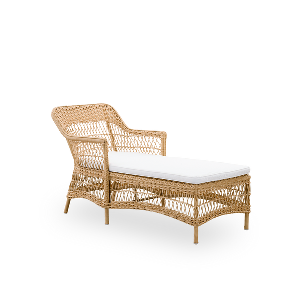 Vista lateral del chaise lounge exterior Olivia en color Natural. Estructura de aluminio completamente tejida con ArtFibre. Estilo romántico inspirado en el colonial británico.