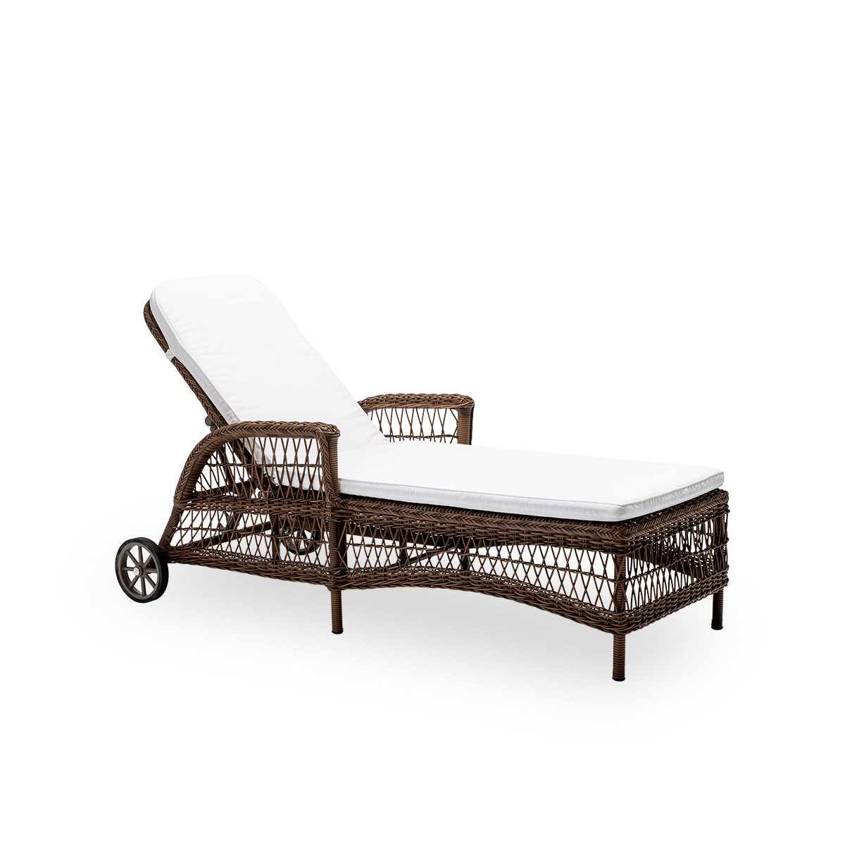 Vista lateral de la tumbona de exterior Daisy con cojín de asiento, en ArtFibre marrón y aluminio. De la colección Georgia Garden de Sika-Design, inspirada en el estilo colonial británico y el mueble de mimbre danés clásico.