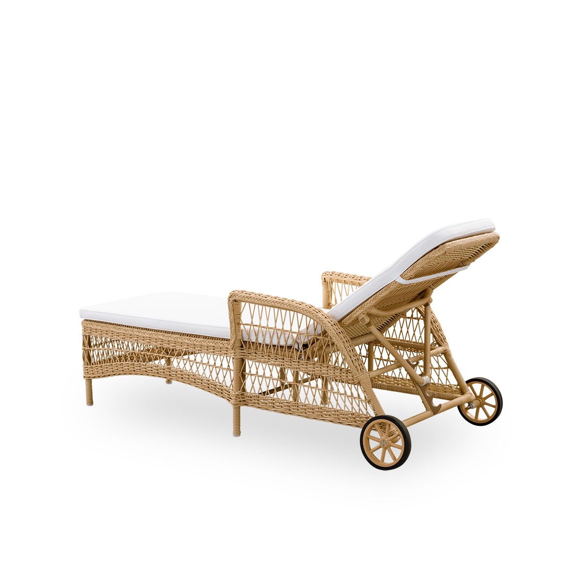 Vista desde atrás de la tumbona Daisy en color natural. Tumbona completamente trenzada con respaldo ajustable y ruedas, inspirada en el estilo colonial británico. Estructura de aluminio tejida con ArtFibre.