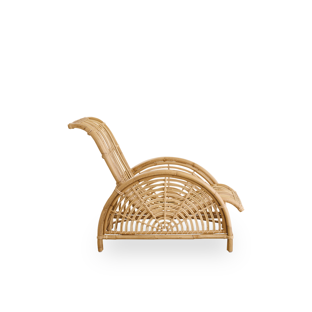 Vista lateral de la silla lounge Paris, diseño icónico de Arne Jacobsen. Hecha a mano con ratán de alta calidad.