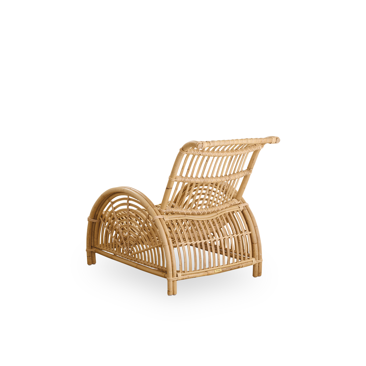 Vista trasera del sillón lounge Paris, diseño icónico de Arne Jacobsen.
Hecho a mano con ratán de alta calidad.