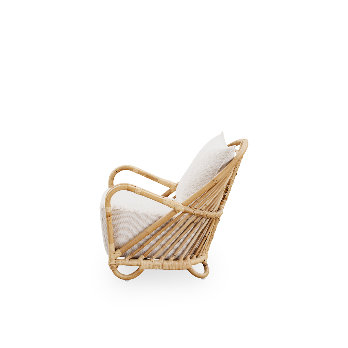 Vista lateral sencilla de la silla lounge Charlottenborg en ratán natural pulido, diseñada por Arne Jacobsen. La silla cuenta con un respaldo curvado y reposabrazos integrados en la base, hecha a mano con ratán indonesio de alta calidad.