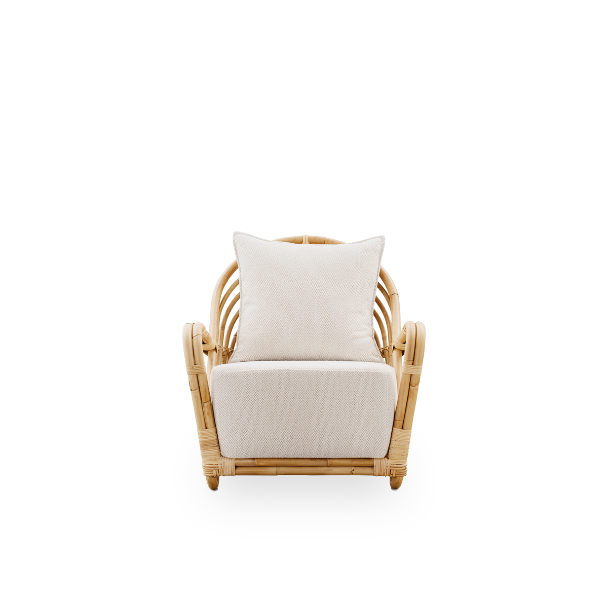 Vista frontal del sillón Charlottenborg de ratán natural pulido, diseñado por Arne Jacobsen. El sillón presenta un respaldo curvado y reposabrazos integrados en la base, hecho a mano con ratán indonesio de alta calidad.