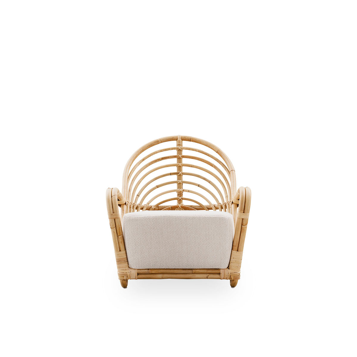 Vista frontal del sillón Charlottenborg de ratán natural pulido, diseñado por Arne Jacobsen. El sillón presenta un respaldo curvado y reposabrazos integrados en la base, hecho a mano con ratán indonesio de alta calidad.