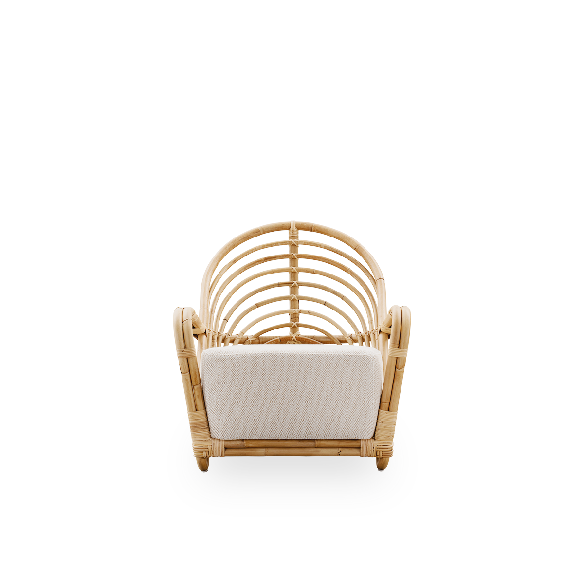 Vista frontal del sillón Charlottenborg de ratán natural pulido, diseñado por Arne Jacobsen. El sillón presenta un respaldo curvado y reposabrazos integrados en la base, hecho a mano con ratán indonesio de alta calidad.