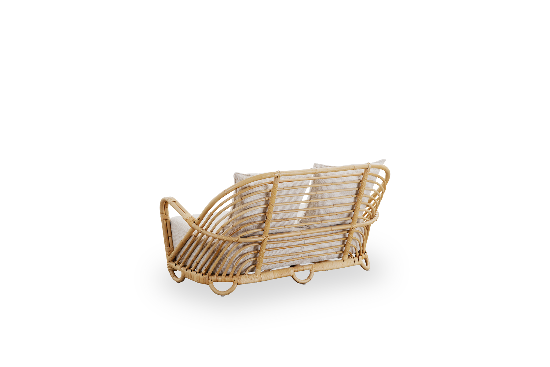 Vista lateral trasera del sofá Charlottenborg de 2 plazas en ratán natural pulido, diseñado por Arne Jacobsen. El sofá presenta un respaldo curvado y reposabrazos integrados en la base, hecho a mano con ratán indonesio de alta calidad.