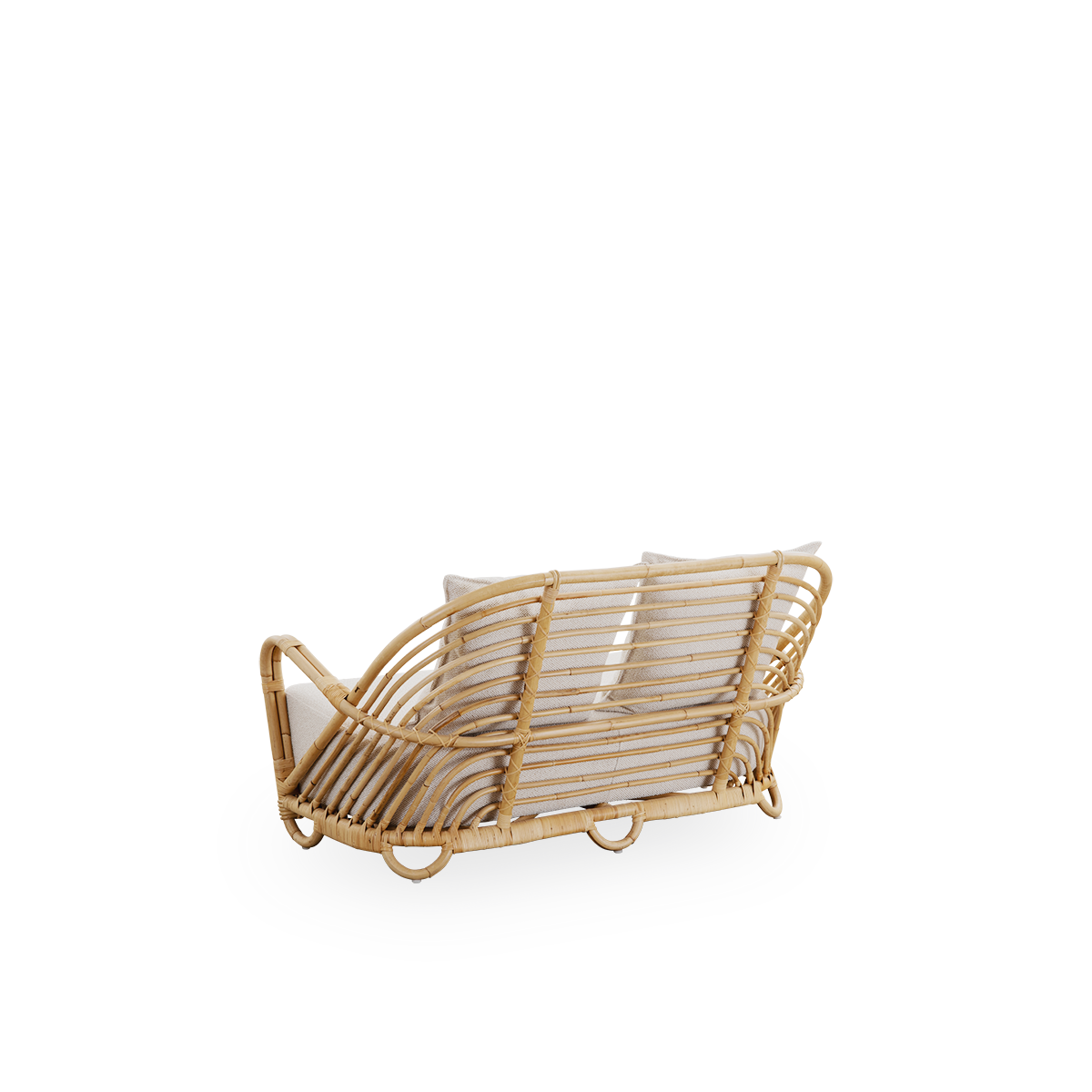 Vista lateral trasera del sofá Charlottenborg de 2 plazas en ratán natural pulido, diseñado por Arne Jacobsen. El sofá presenta un respaldo curvado y reposabrazos integrados en la base, hecho a mano con ratán indonesio de alta calidad.