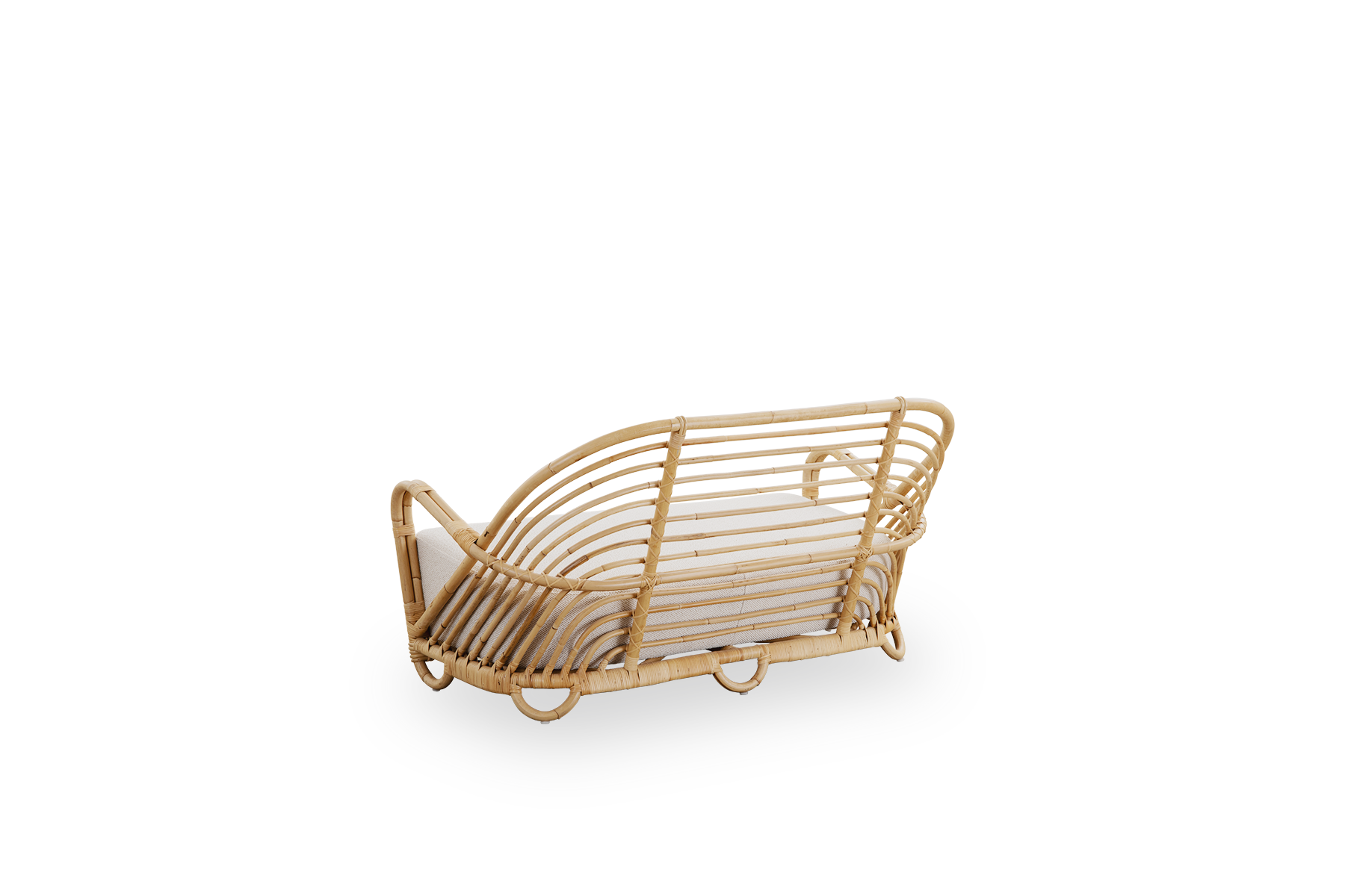 Vista lateral trasera del sofá Charlottenborg de 2 plazas en ratán natural pulido, diseñado por Arne Jacobsen. El sofá presenta un respaldo curvado y reposabrazos integrados en la base, hecho a mano con ratán indonesio de alta calidad.