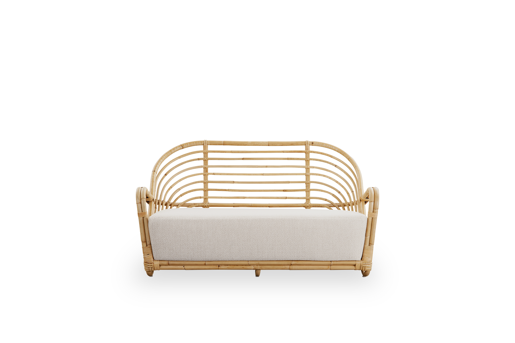 Vista frontal del sofá Charlottenborg de 2 plazas de ratán natural pulido, diseñado por Arne Jacobsen. El sofá presenta un respaldo curvado y reposabrazos integrados en la base, hecho a mano con ratán indonesio de alta calidad.