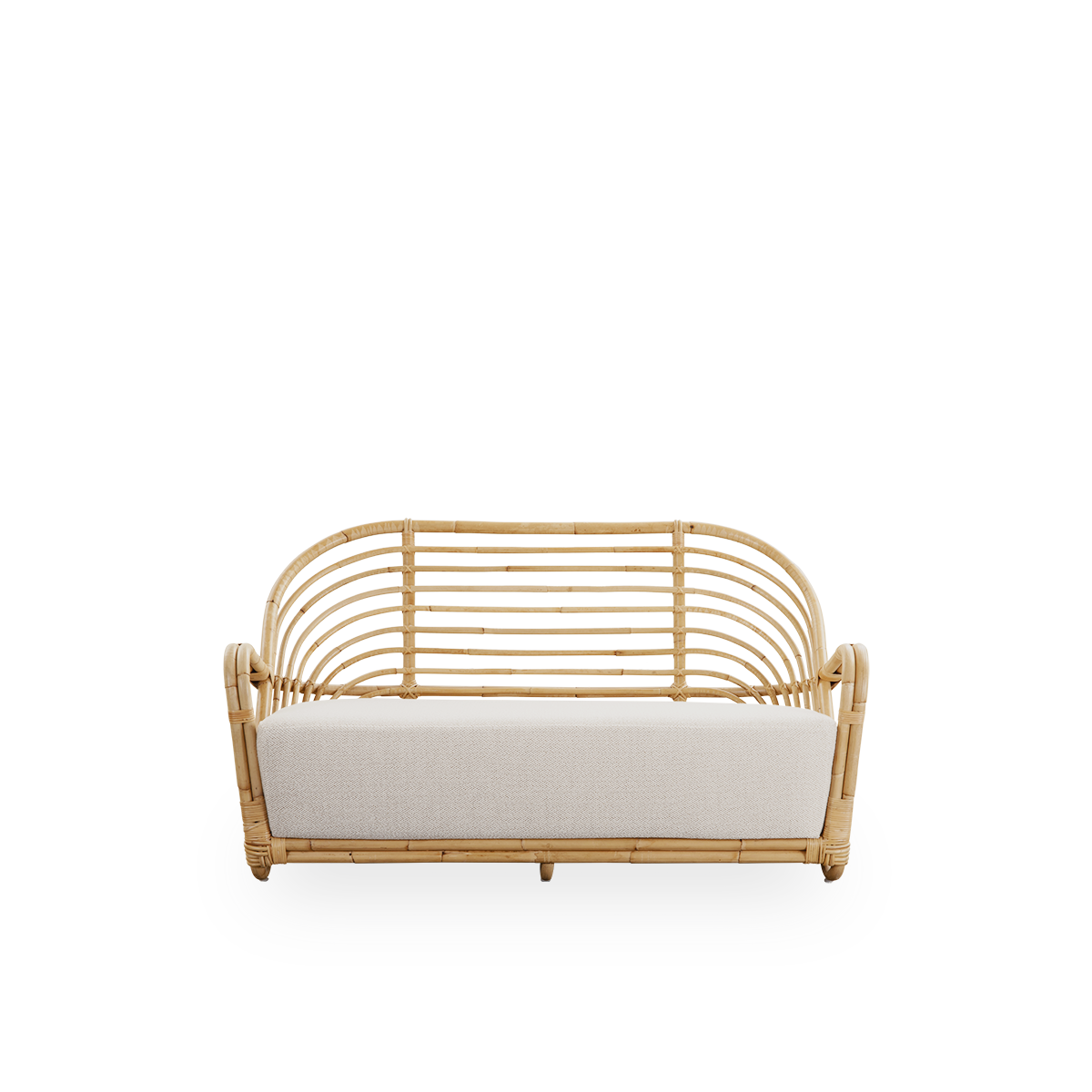 Vista frontal del sofá Charlottenborg de 2 plazas de ratán natural pulido, diseñado por Arne Jacobsen. El sofá presenta un respaldo curvado y reposabrazos integrados en la base, hecho a mano con ratán indonesio de alta calidad.