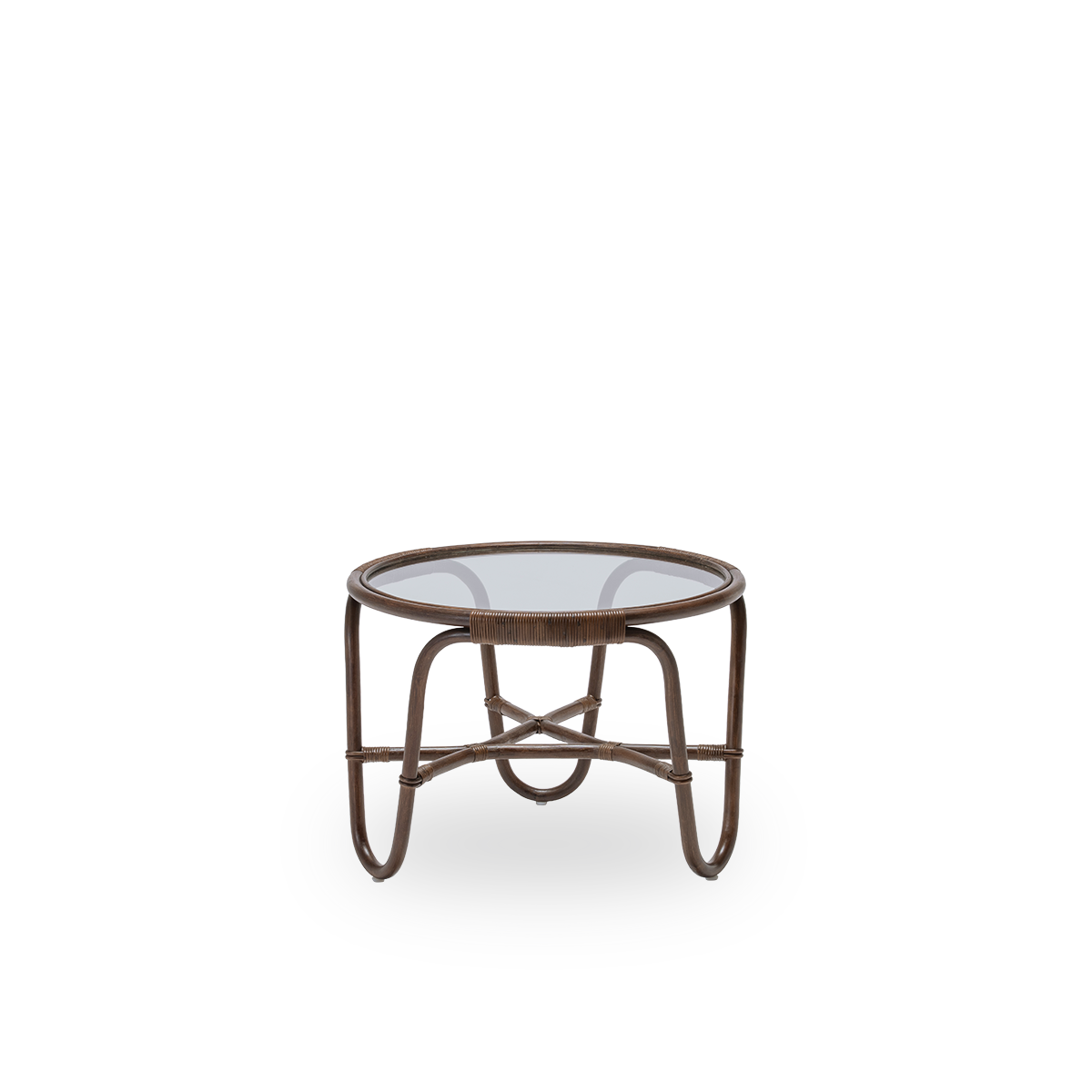 Vista lateral de la mesa de centro Charlottenborg, en ratán marrón. Diseñada por Arne Jacobsen y parte de la colección ICONS de Sika-Design de muebles de diseño reeditados. Hecha a mano con ratán de Indonesia de alta calidad.